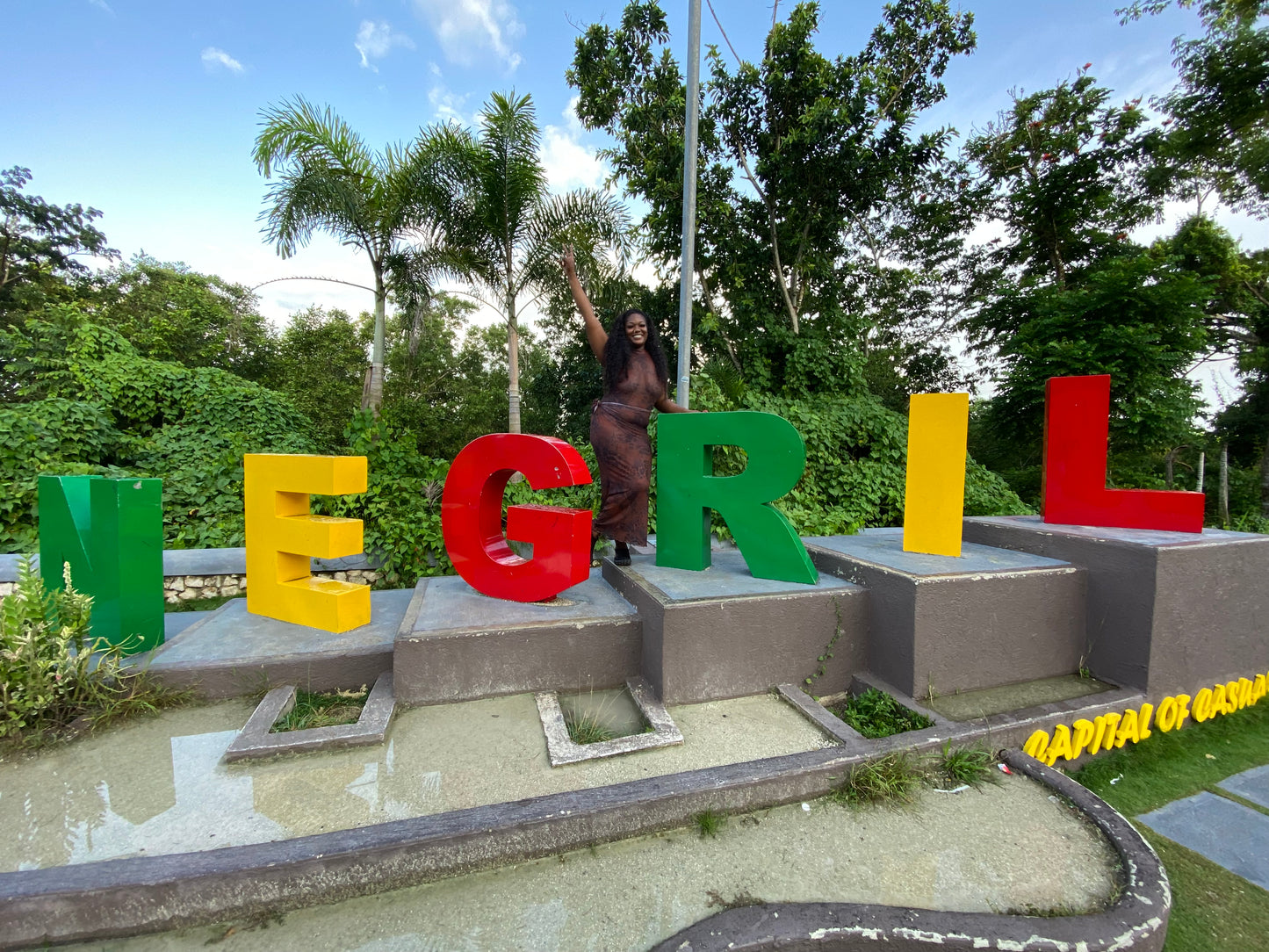 3-in-1 Bamboo Rafting + Limestone Foot Massage + Weed Farm 🍃 + Rick’s Café Experience. (Transportation MUST
be purchased if this is for a solo traveler as this is a multi-location excursion)..Free
Transportation provided ONLY
for groups of two or more.)